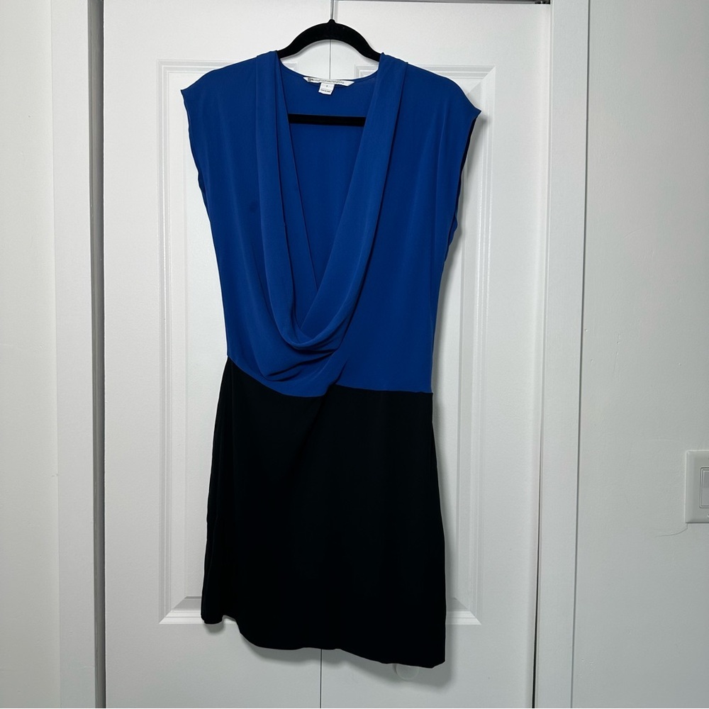 Diane Von Furstenberg Blue and Black Sheath Mini Dress 100% Silk Size 2